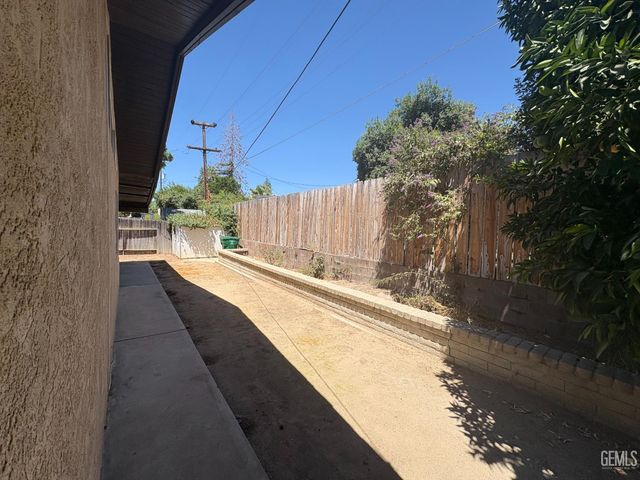 518 McKelvey Avenue, Bakersfield, CA 93308