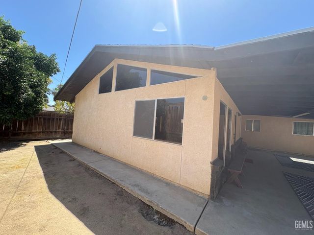 518 McKelvey Avenue, Bakersfield, CA 93308