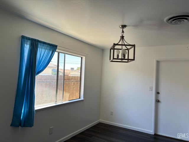 518 McKelvey Avenue, Bakersfield, CA 93308