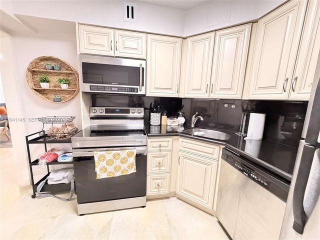 5225 Collins Ave 914, Miami Beach, FL 33140
