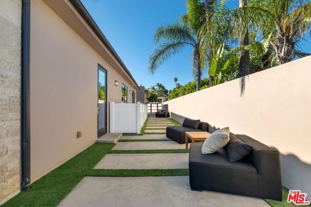 3116 Elvido Drive, Los Angeles, CA 90049