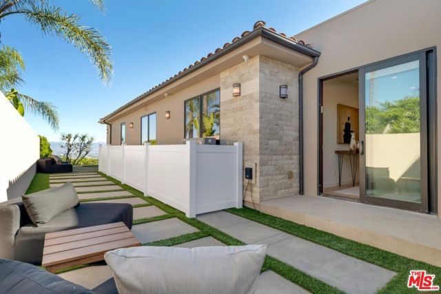 3116 Elvido Drive, Los Angeles, CA 90049