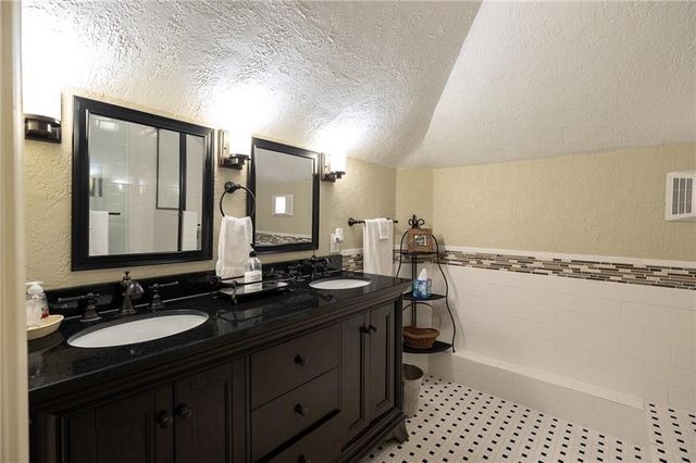 400 W 63rd Street, Kansas City, MO 64113