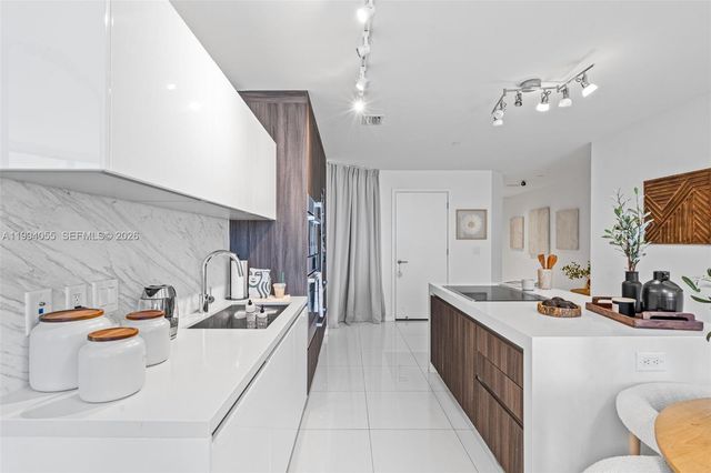 851 NE 1st Ave 1205, Miami, FL 33132