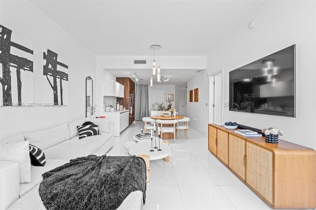 851 NE 1st Ave 1205, Miami, FL 33132