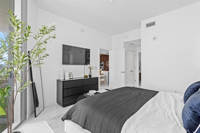 851 NE 1st Ave 1205, Miami, FL 33132