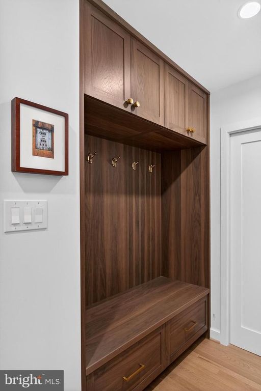Image 18 of property listing at 6 TRAVILAH TER, Potomac, MD 20854