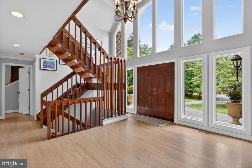 Image 3 of property listing at 6 TRAVILAH TER, Potomac, MD 20854