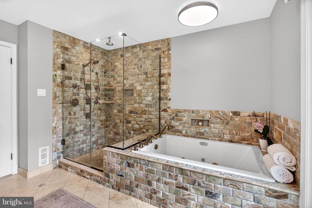 Image 30 of property listing at 6 TRAVILAH TER, Potomac, MD 20854