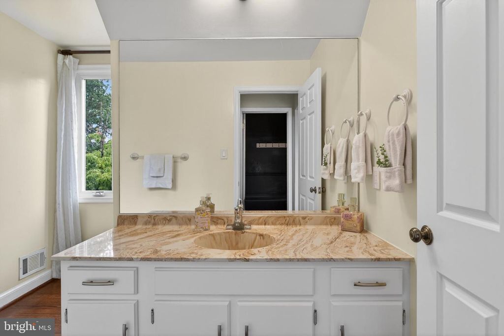 Image 37 of property listing at 6 TRAVILAH TER, Potomac, MD 20854
