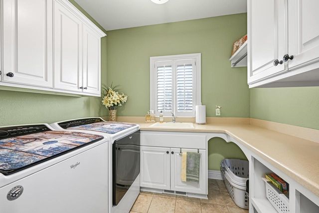 1260 Four Winds WAY, Hartland, WI 53029