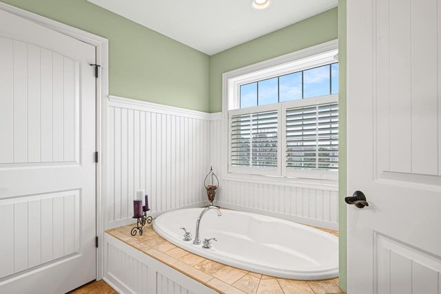 1260 Four Winds WAY, Hartland, WI 53029