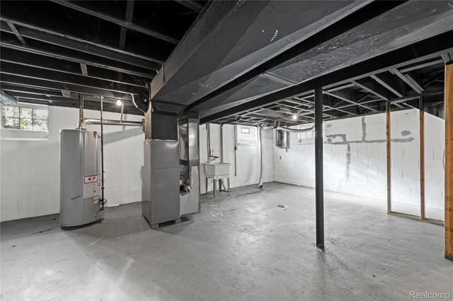 21137 Curie Avenue, Warren, MI 48091