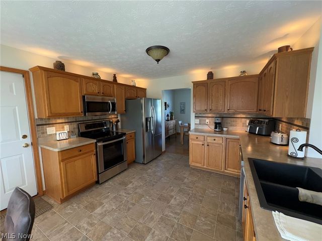 203 Rivers Edge Drive, Amherst, OH 44001