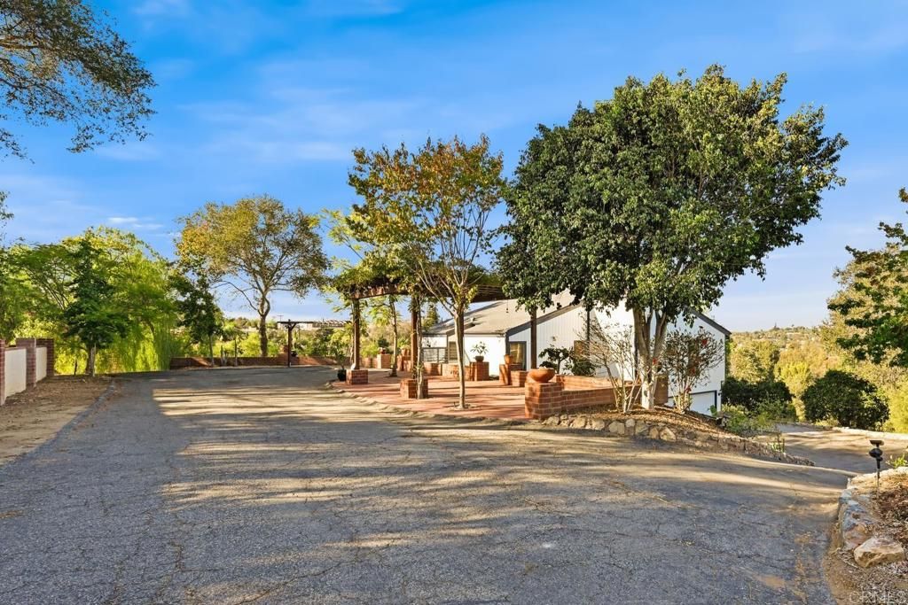 335 Morro Hills Road, Fallbrook, CA 92028 — exterior