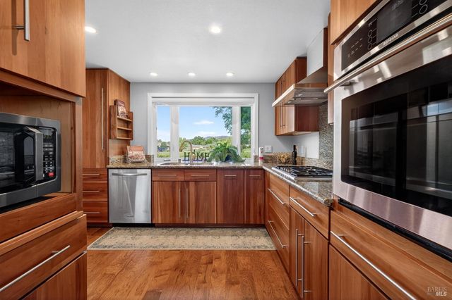 329 Oak Leaf Cir, Santa Rosa, CA 95409