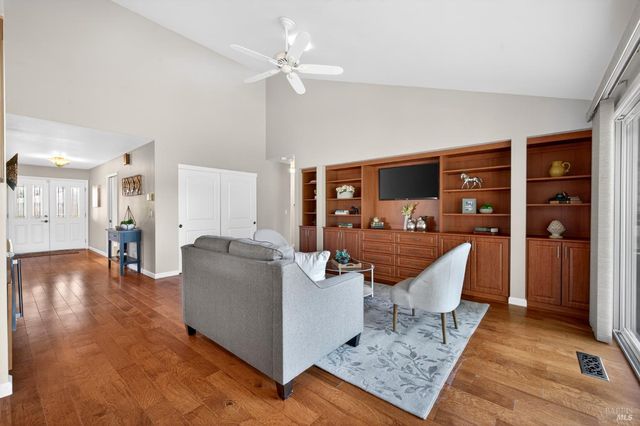 329 Oak Leaf Cir, Santa Rosa, CA 95409