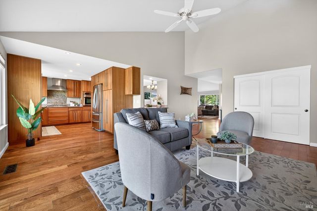 329 Oak Leaf Cir, Santa Rosa, CA 95409