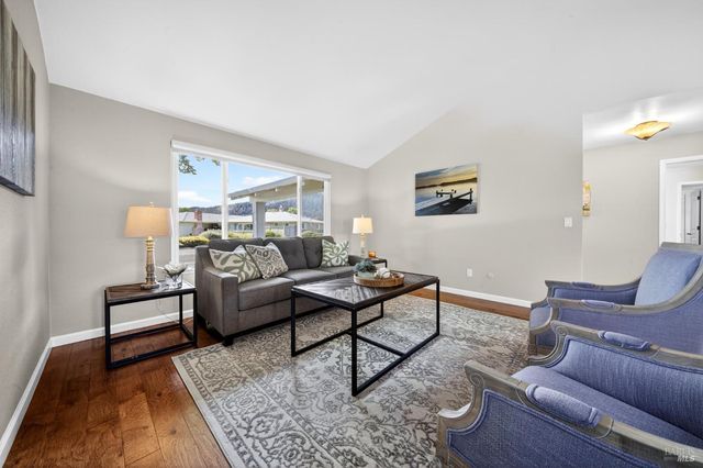 329 Oak Leaf Cir, Santa Rosa, CA 95409