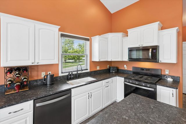 2 Frontier Court, Leclaire, IA 52753