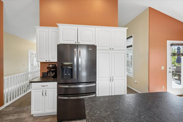 2 Frontier Court, Leclaire, IA 52753