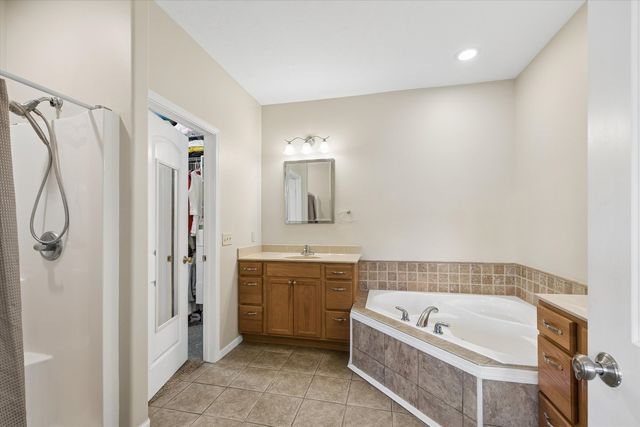 2 Frontier Court, Leclaire, IA 52753