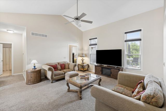 2 Frontier Court, Leclaire, IA 52753