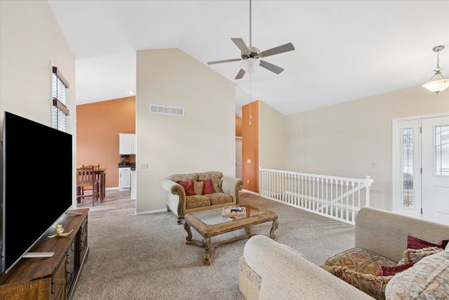 2 Frontier Court, Leclaire, IA 52753