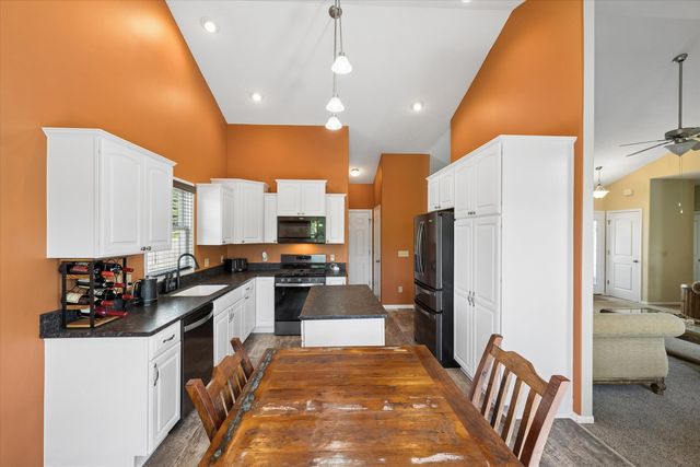 2 Frontier Court, Leclaire, IA 52753