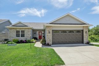 2 Frontier Court, Leclaire, IA 52753