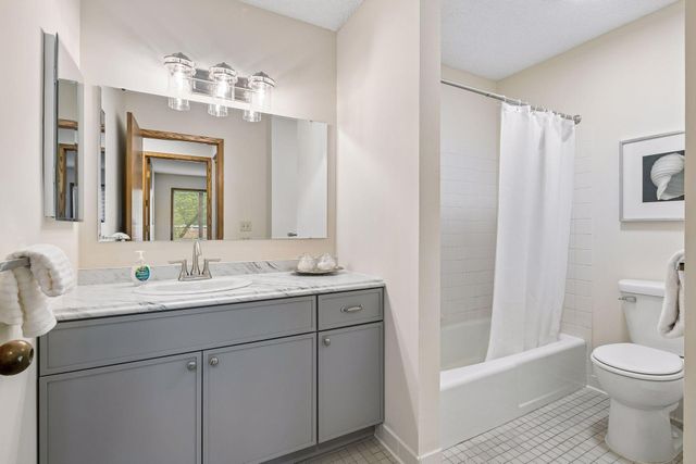 2425 E Franklin Avenue 209, Minneapolis, MN 55406