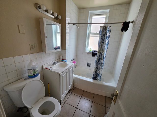 3742 W Montrose Avenue, Chicago, IL 60618