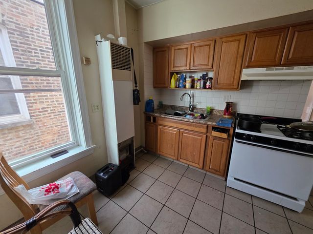 3742 W Montrose Avenue, Chicago, IL 60618