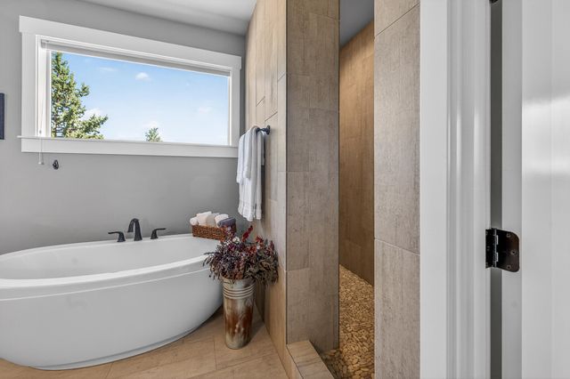 2572 NW Pine Terrace Drive, Bend, OR 97703