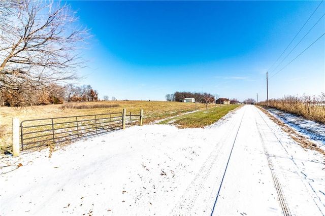 1193 SE 23 Highway, Windsor, MO 65360