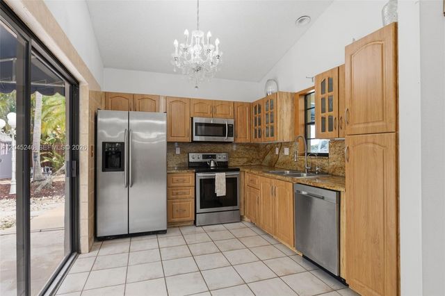 8165 NW 187th Ter, Hialeah, FL 33015