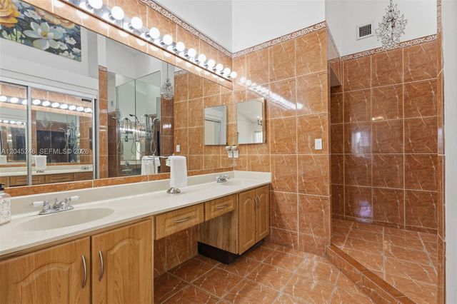 8165 NW 187th Ter, Hialeah, FL 33015