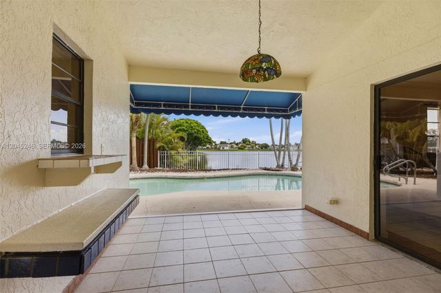 8165 NW 187th Ter, Hialeah, FL 33015