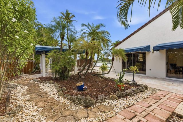 8165 NW 187th Ter, Hialeah, FL 33015