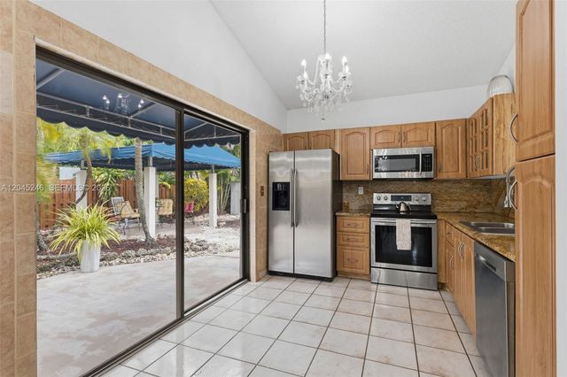 8165 NW 187th Ter, Hialeah, FL 33015