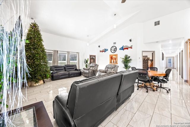 6653 Fm 539, Floresville, TX 78114