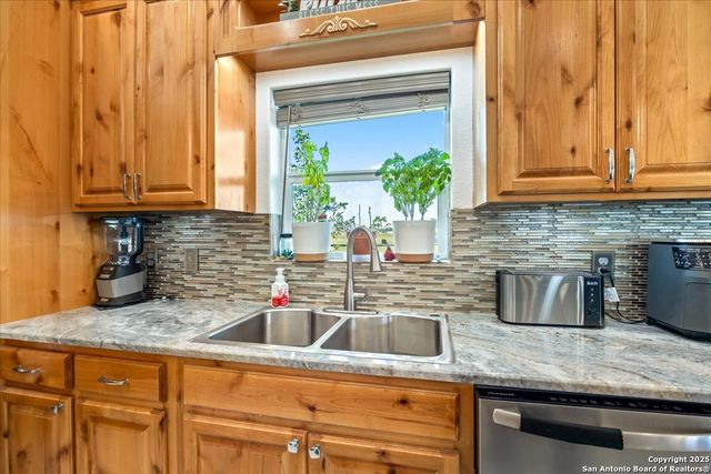 6653 Fm 539, Floresville, TX 78114