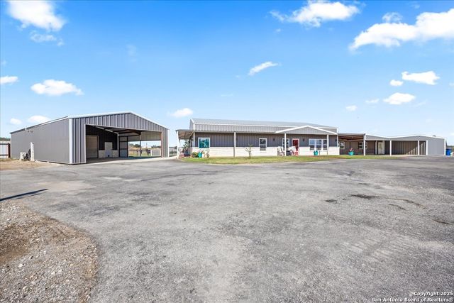 6653 Fm 539, Floresville, TX 78114