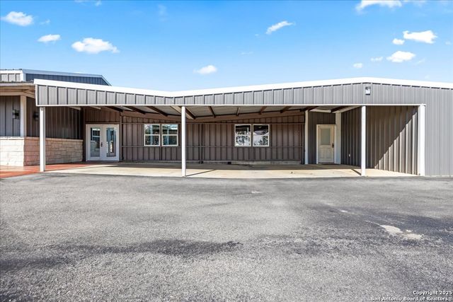 6653 Fm 539, Floresville, TX 78114