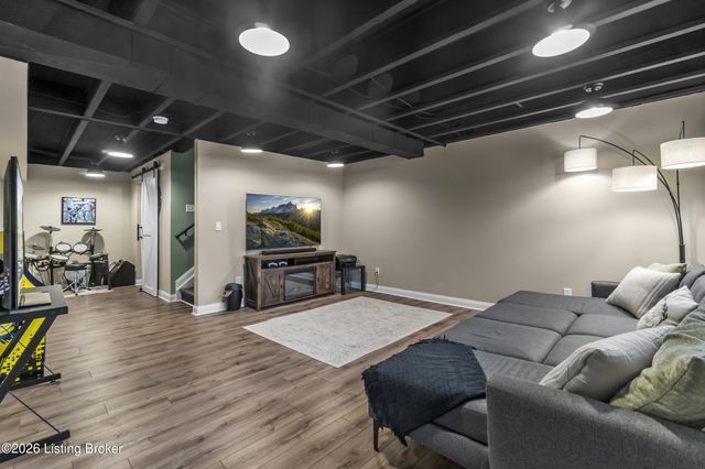 10008 Clove Tree Ct, Louisville, KY 40228