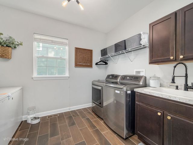 1250 W Thomas Road, Wheaton, IL 60187