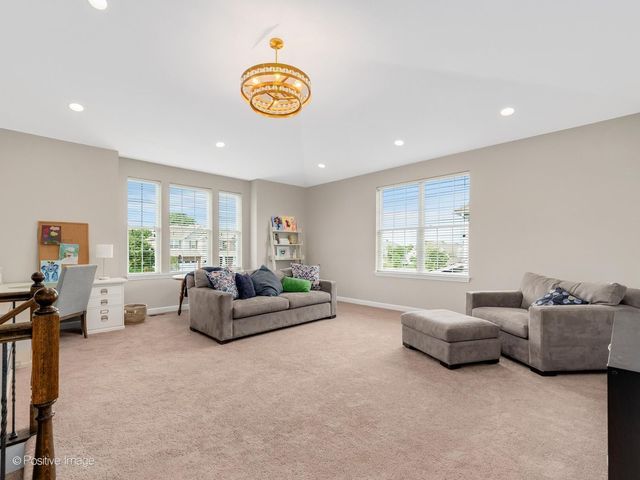 1250 W Thomas Road, Wheaton, IL 60187