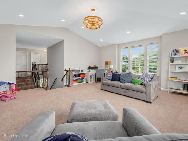 1250 W Thomas Road, Wheaton, IL 60187