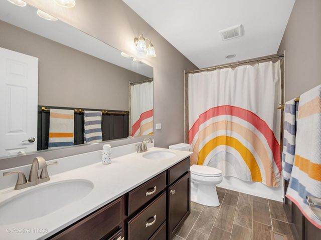 1250 W Thomas Road, Wheaton, IL 60187