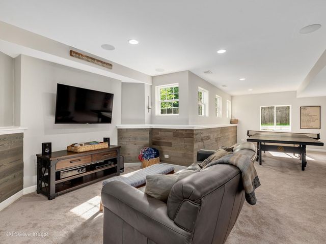 1250 W Thomas Road, Wheaton, IL 60187